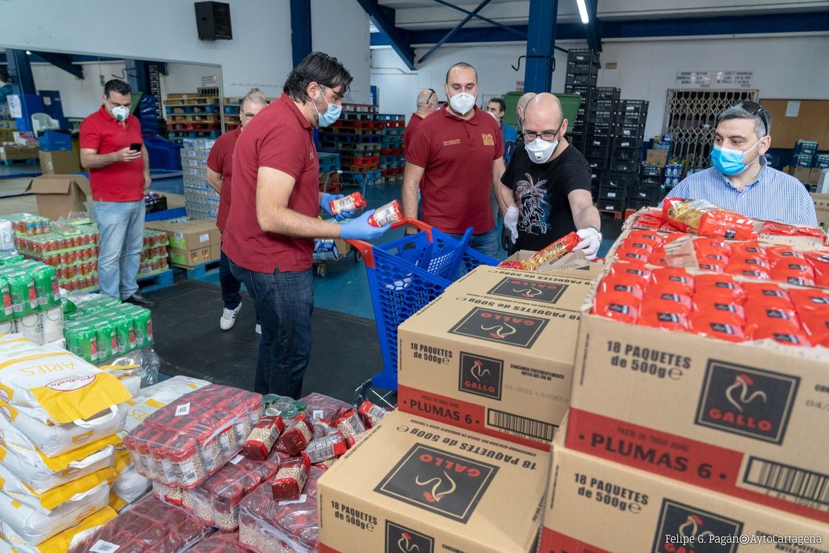 Carthagineses y Romanos se suma al dispositivo de emergencia social con una donación de productos de primera necesidad